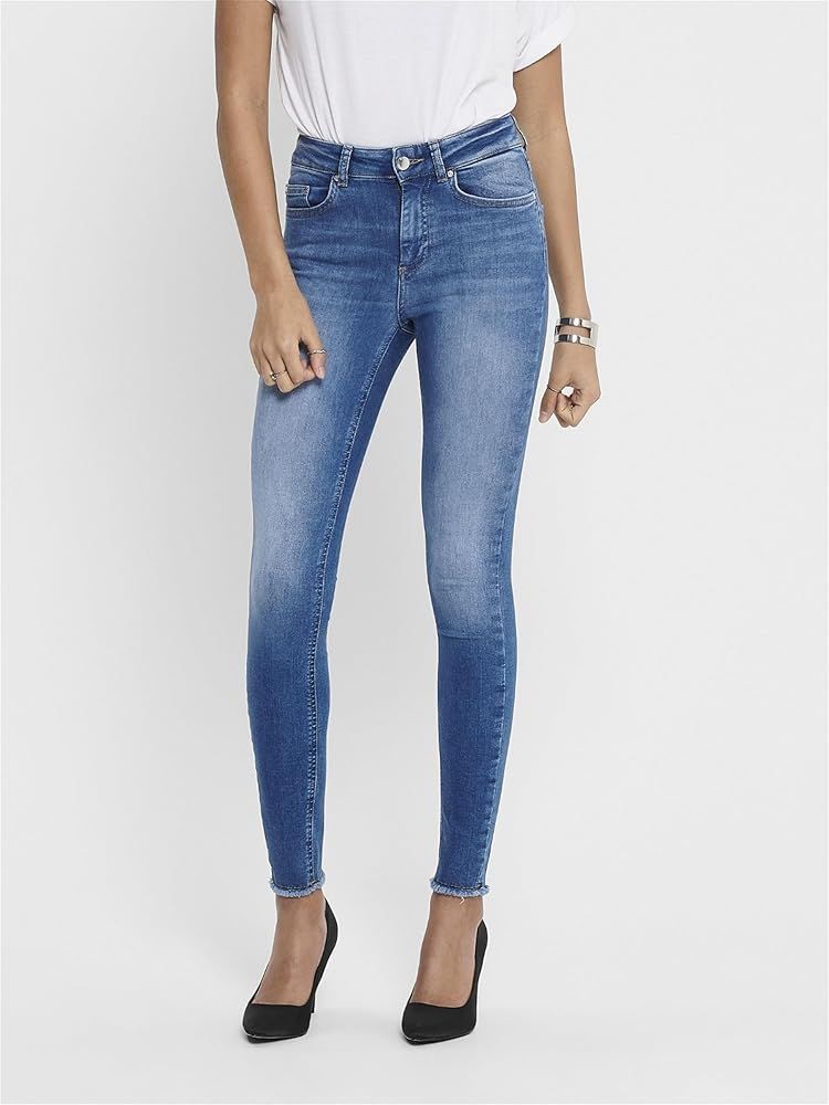 Donna con jeans attillati blu e tacchi.