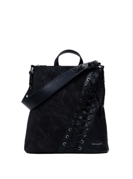 Zaino nero con texture effetto camoscio, pannello diagonale e dettaglio laterale con lacci.