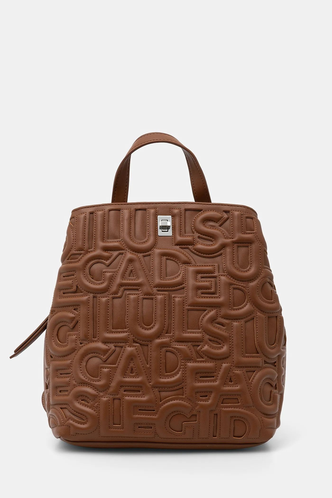 Zaino marrone con stampa in rilievo e manico superiore.