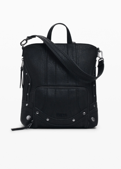 Zaino nero testurizzato con rivetti e cerniere argentate.