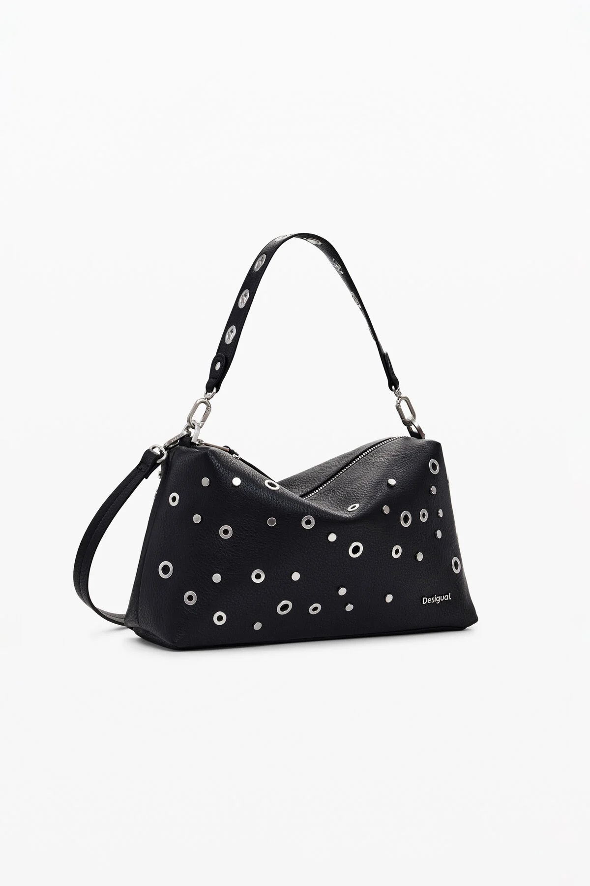 Borsa nera con occhielli argentati e tracolla.