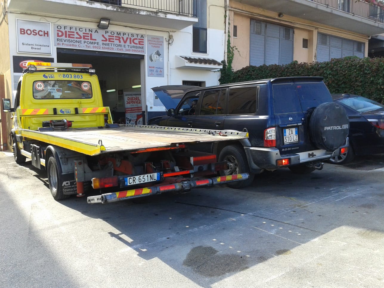 Carro attrezzi fuori dall'officina