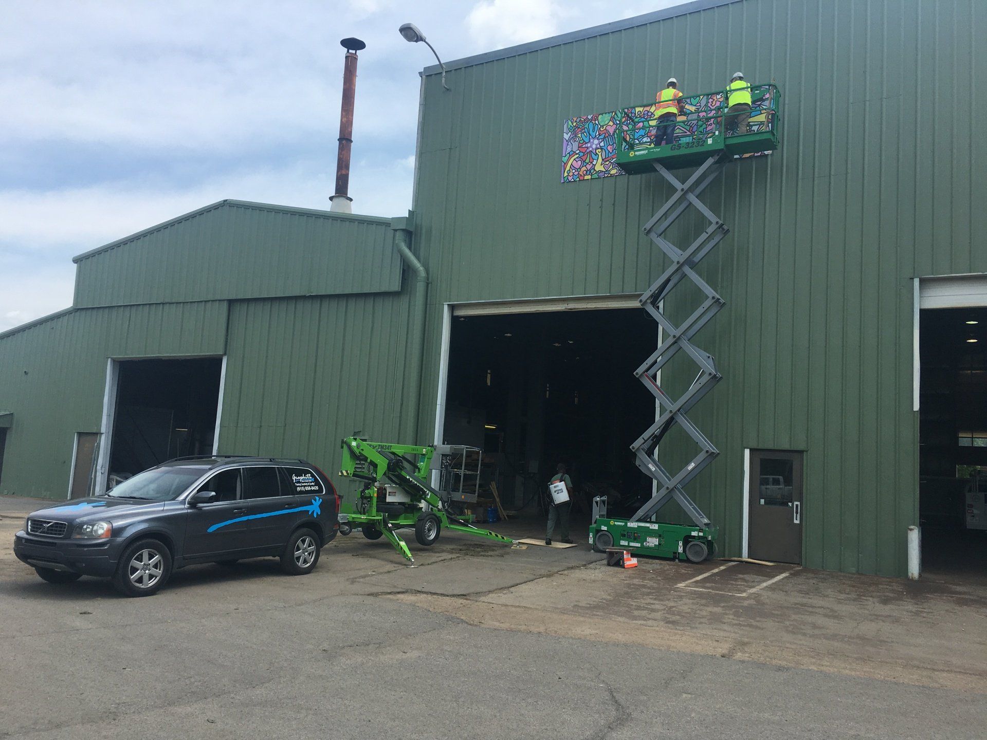 Amazing — Two Men in a Scissor Lift in Franklin, TN