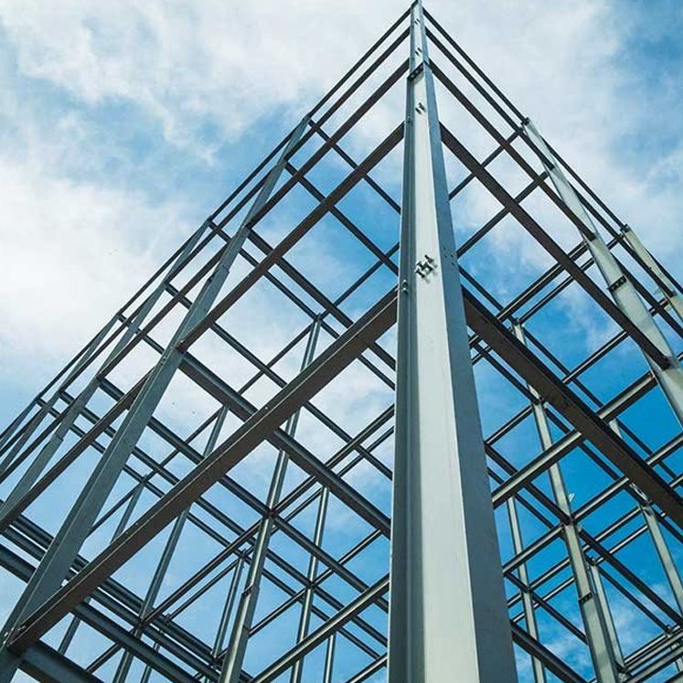 A wooden fence is sitting in the middle of a grassy field.