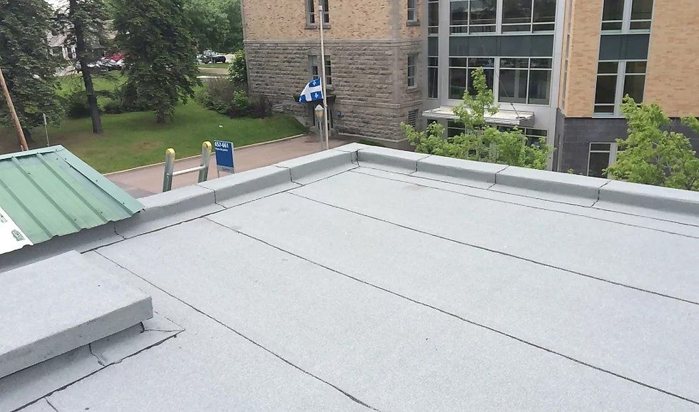 Le toit d'un bâtiment avec un toit gris et un toit vert