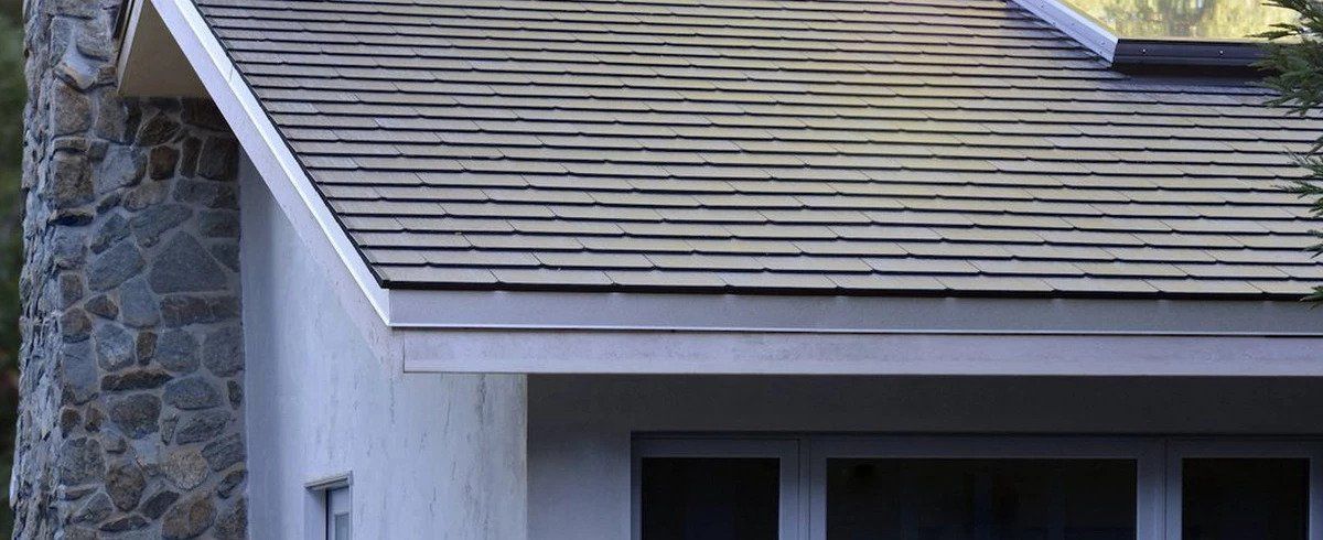 Une maison avec un toit en bardeaux