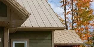 Une maison avec un toit en métal et une fenêtre.