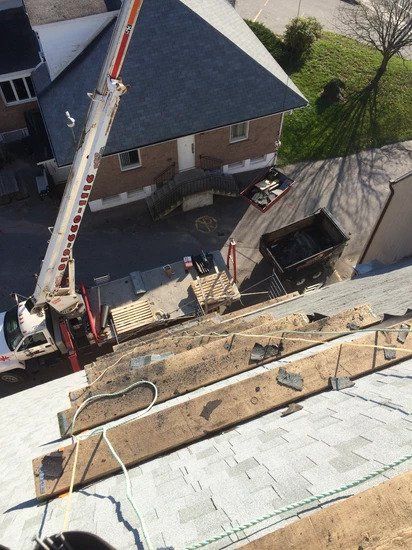 Une vue aérienne d'une grue sur un toit