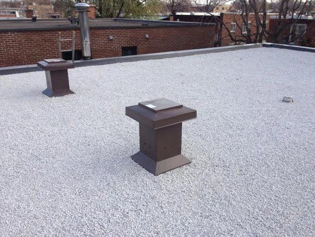 Un toit avec une cheminée au-dessus