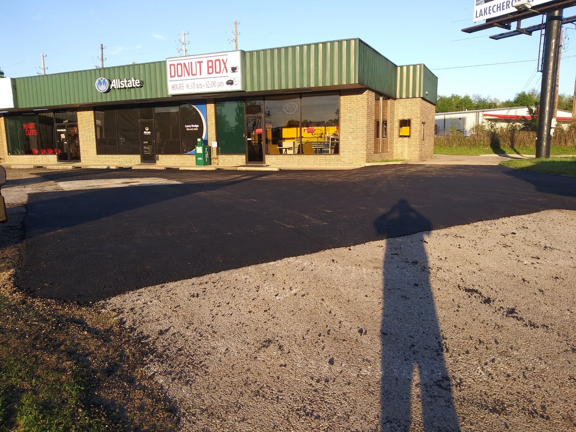 A building with a sign that says donut box