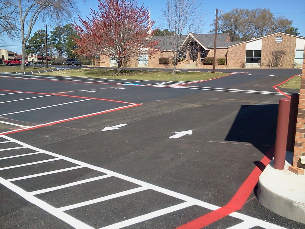 A parking lot with an arrow pointing to the right
