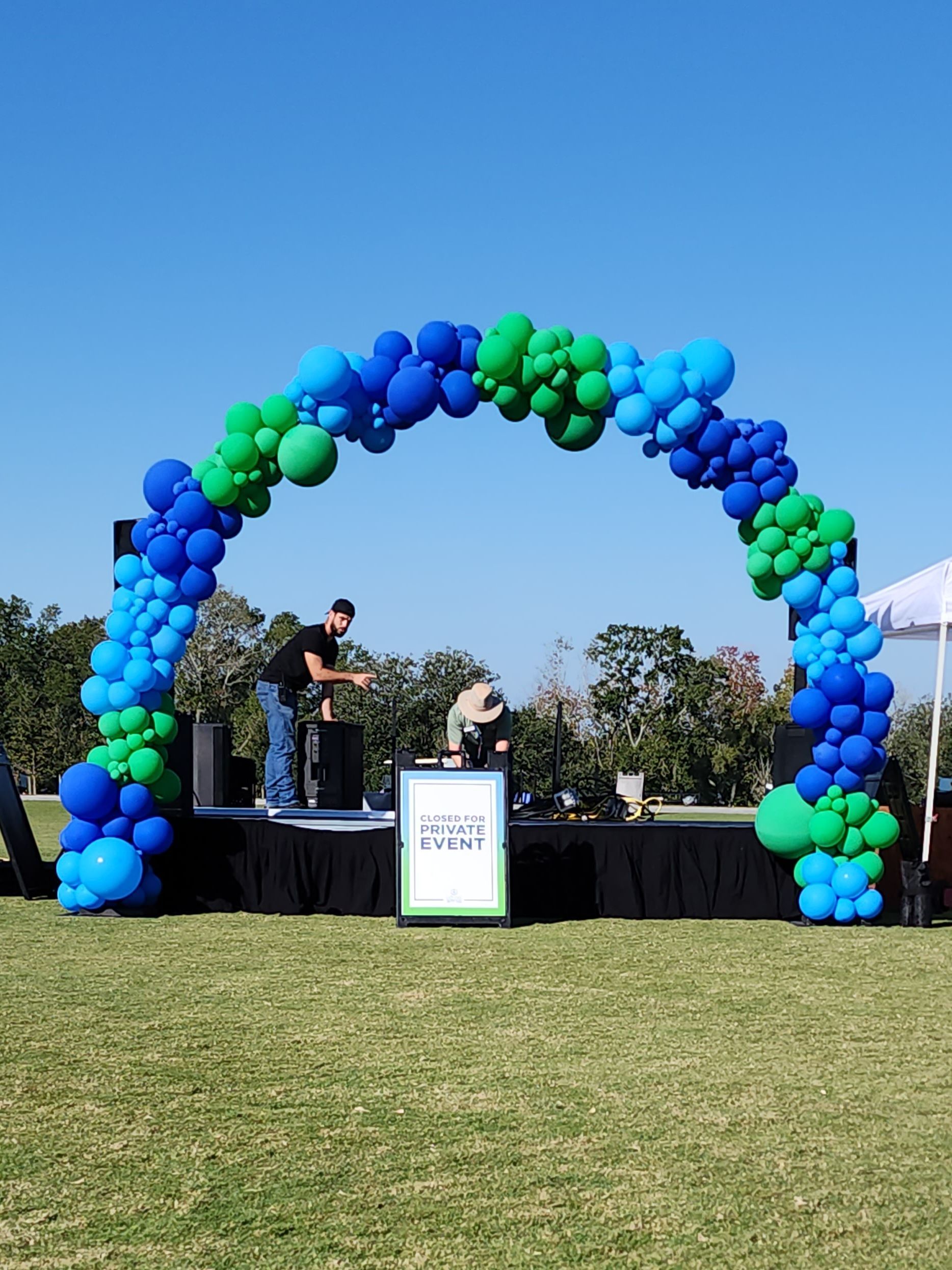 outdoor balloon arch for stage