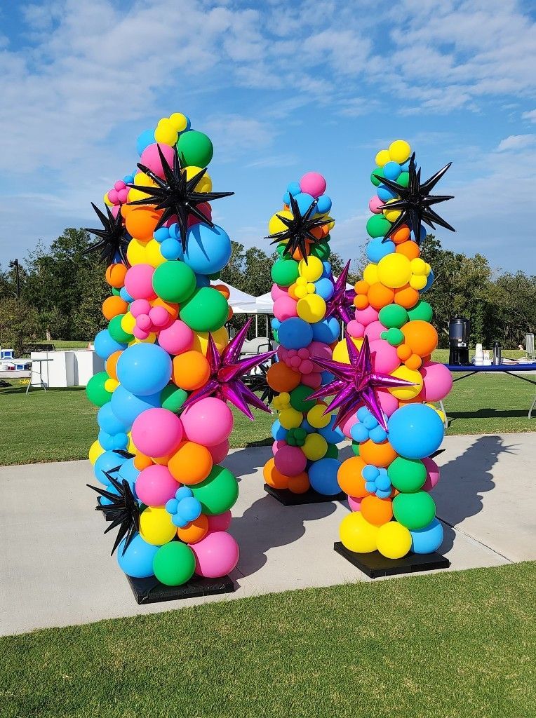 balloon columns with stars and multiple color balloons