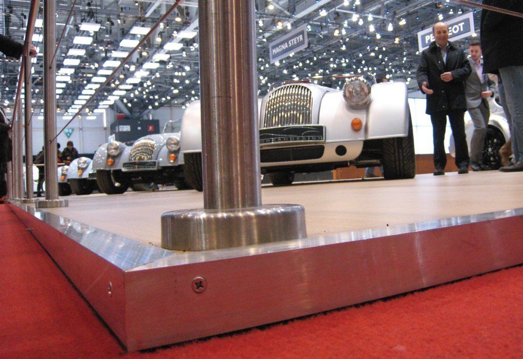Aluminium edge trim for portable flooring and exhibition floors