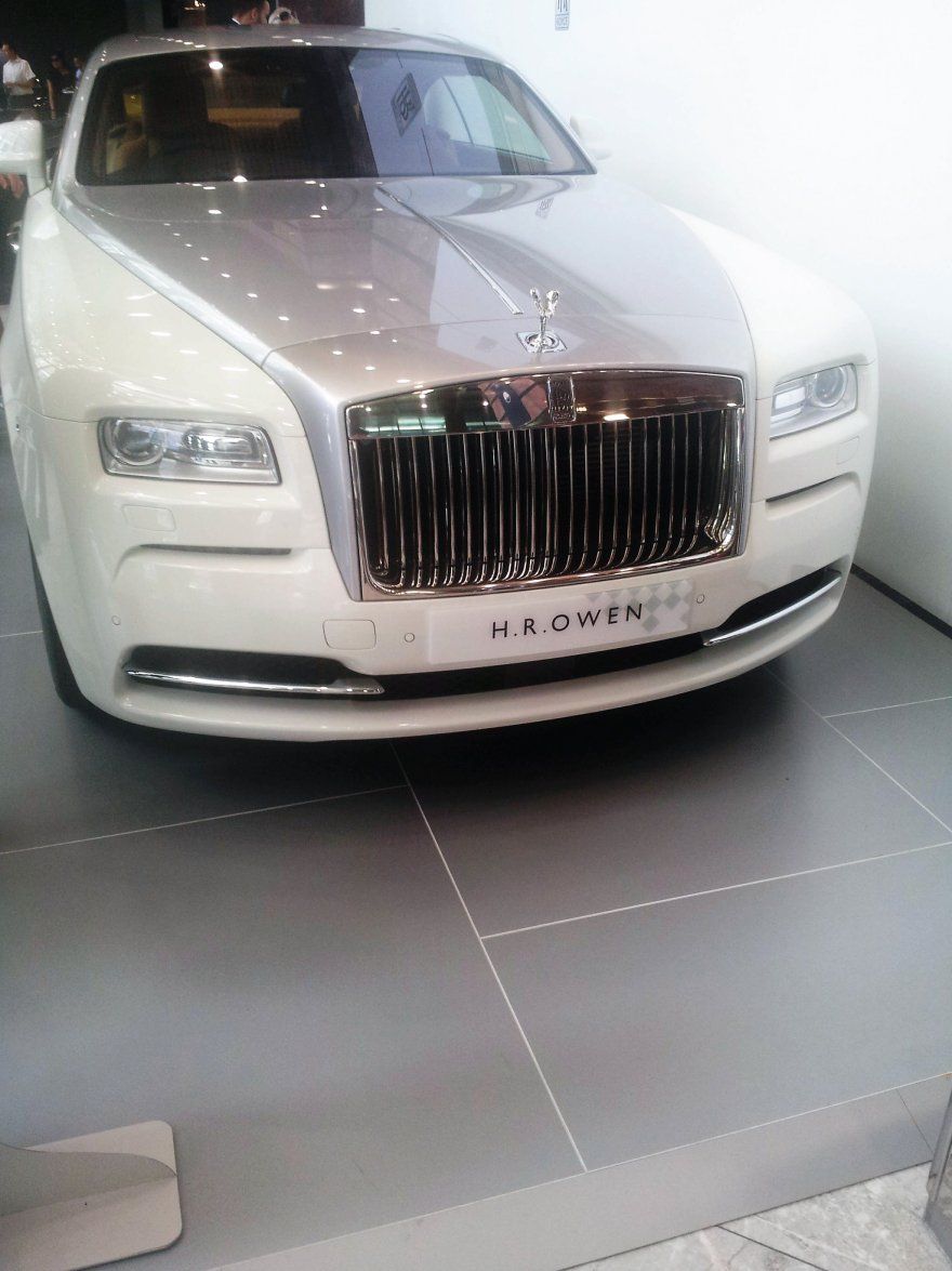 Flooring for exhibiting vehicles