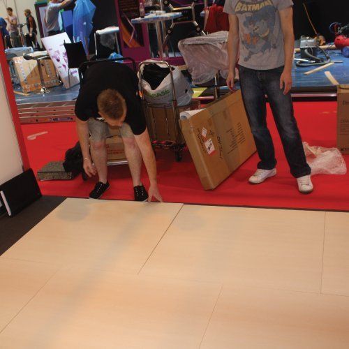 Connecting flooring panels for exhibitions