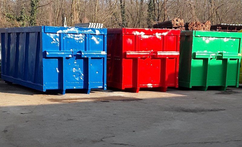 verniciatura e sabbiatura industriale su container colorati