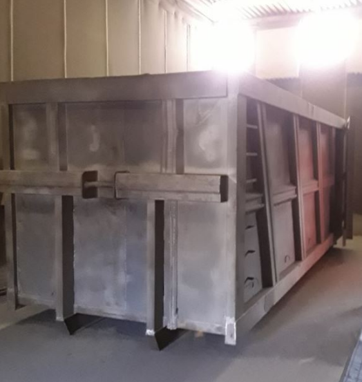 container prima del lavoro di verniciatura e sabbiatura