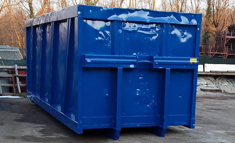 sabbiatura e verniciatura industriale su container blu
