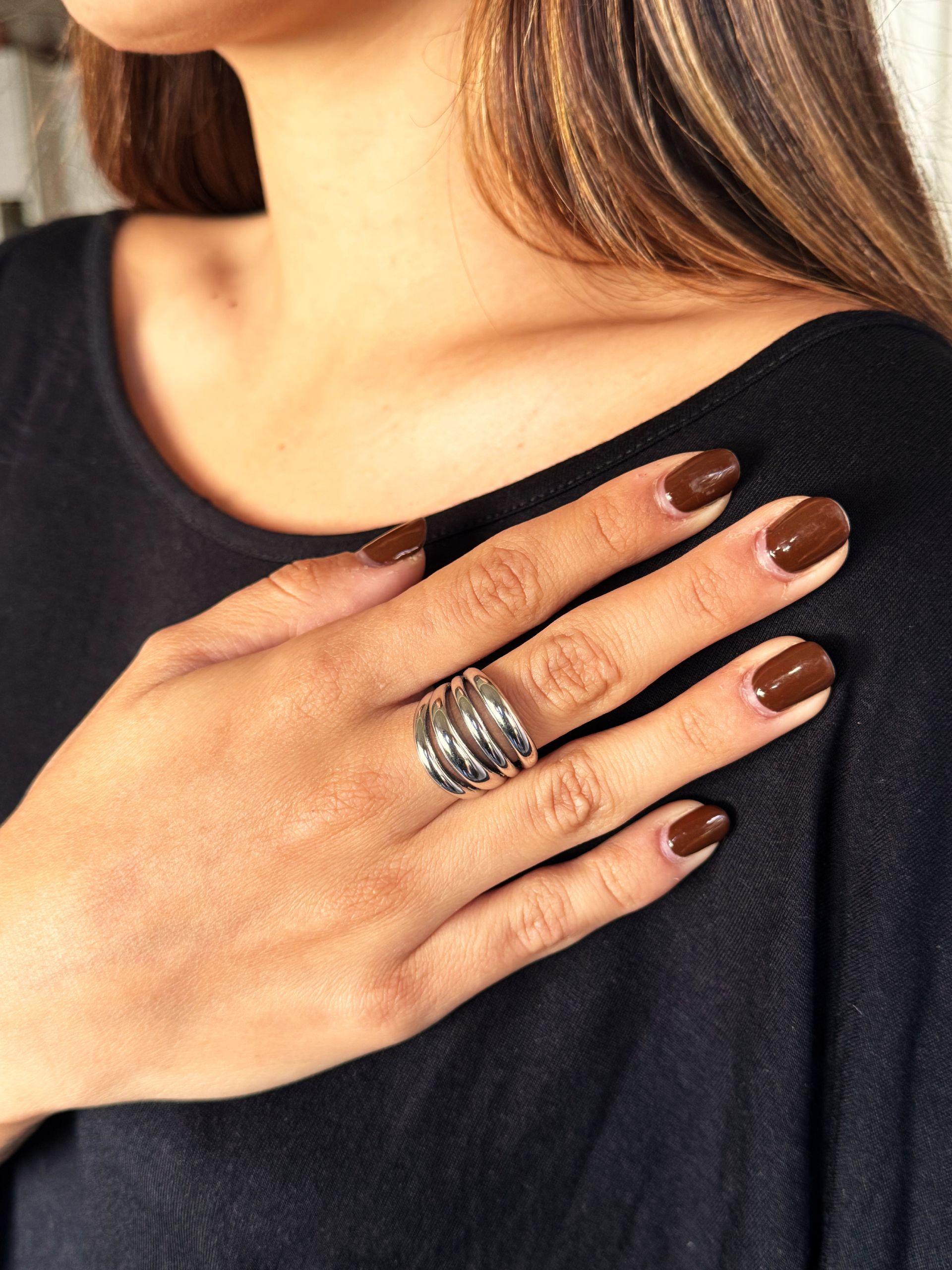 Una mujer que lleva un anillo de plata en su mano izquierda