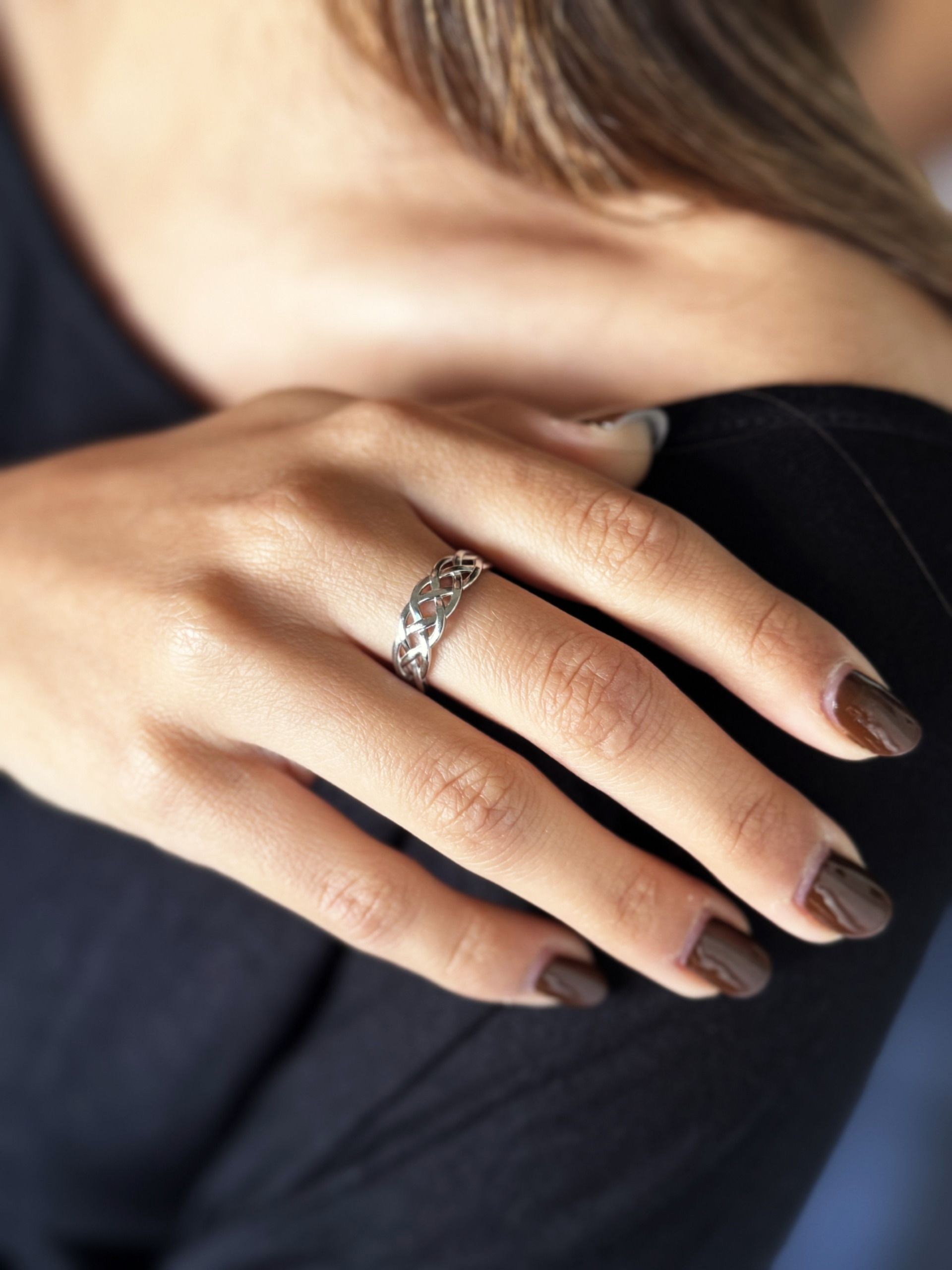 Una mujer que lleva un anillo de plata en su mano izquierda