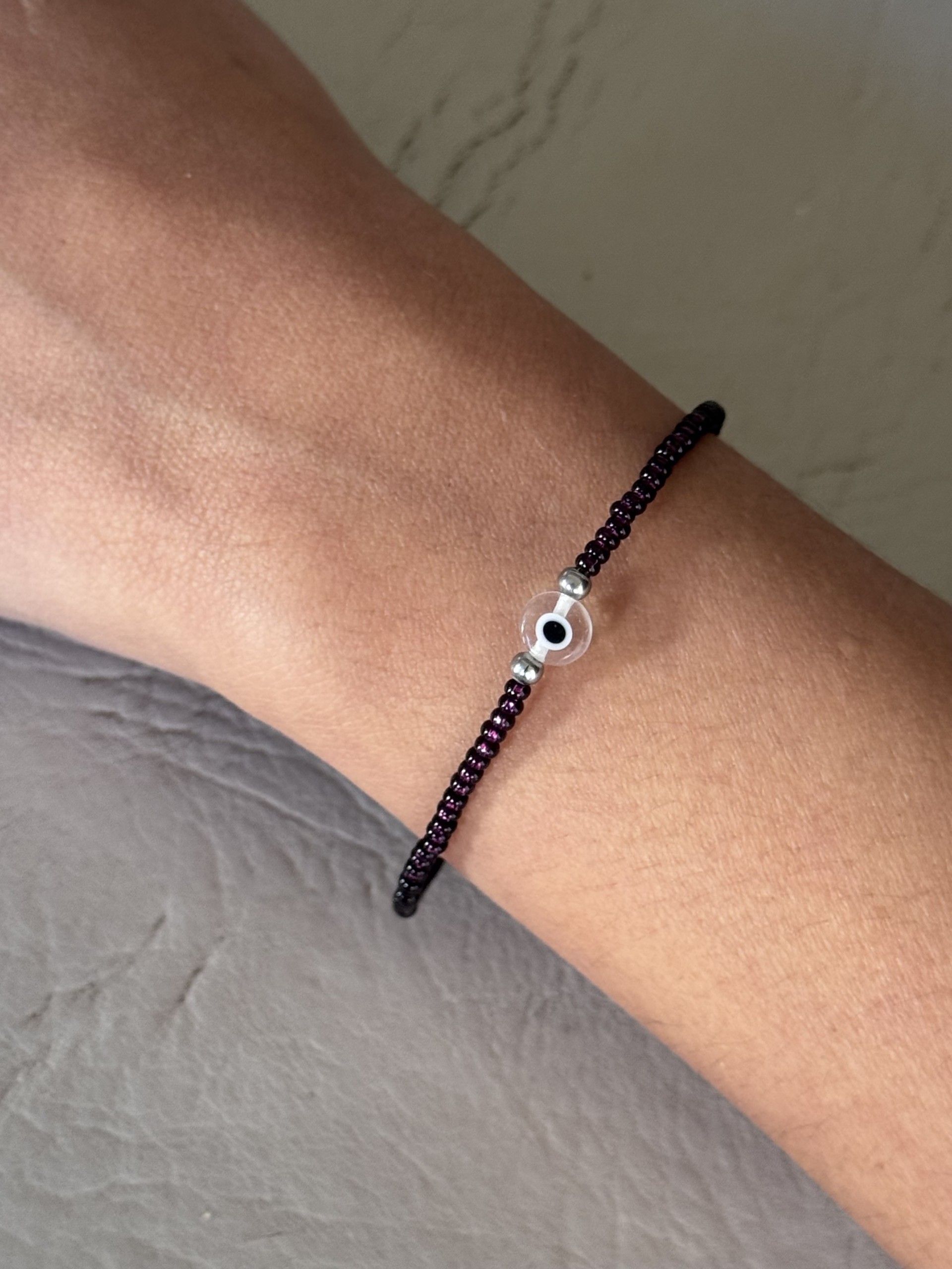 Un primer plano de una persona que lleva una pulsera en la muñeca.