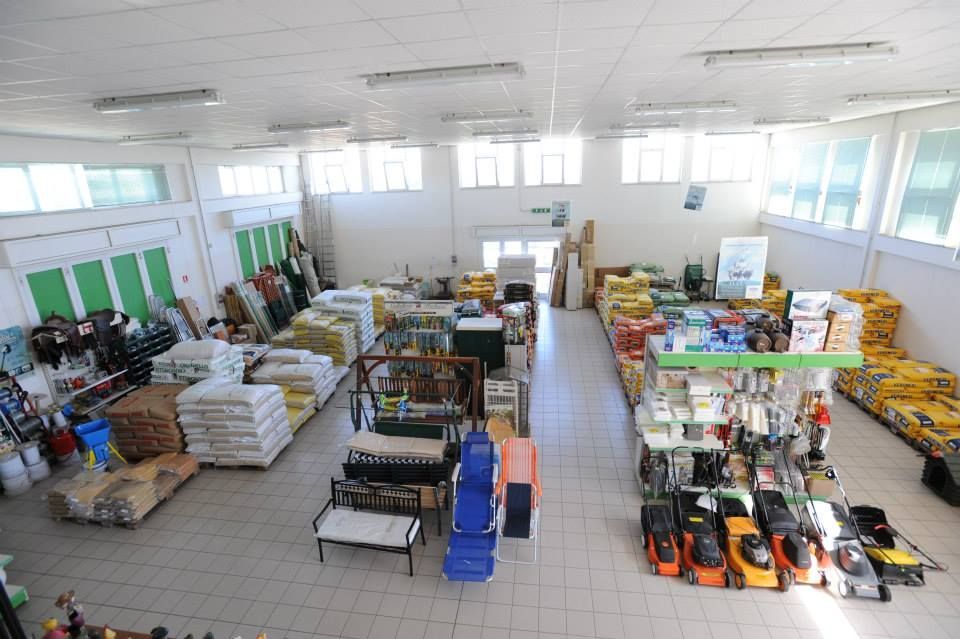 All'interno di un grande negozio di ferramenta, che espone vari articoli per il giardinaggio e il fai da te.