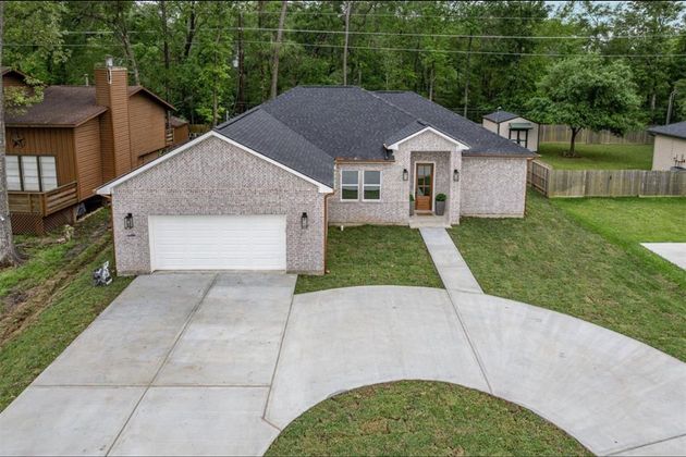 A parking lot with a yellow arrow pointing to the right