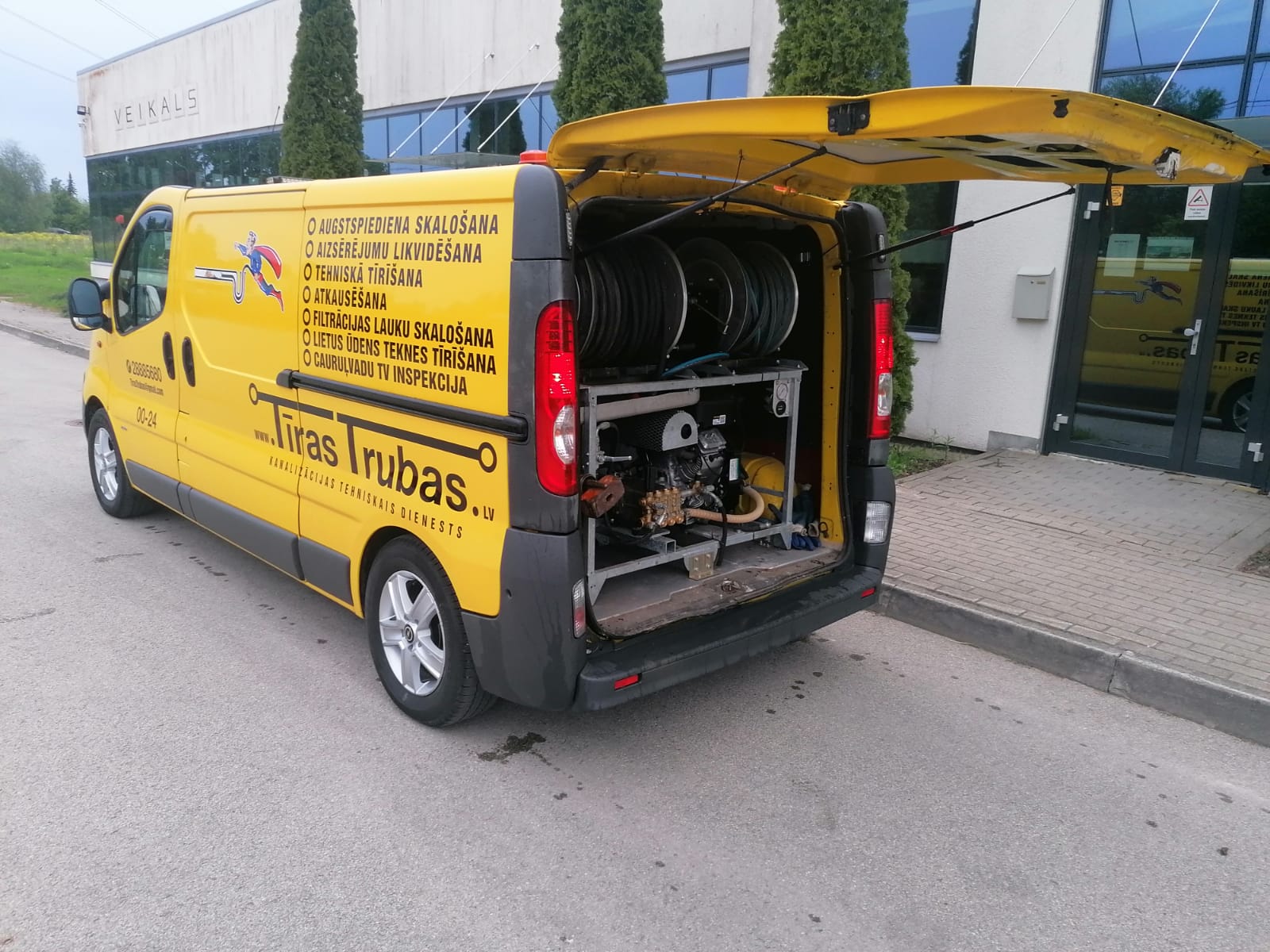 Izbraukumu buss pilnā ekipējumā - Tīras Trubas