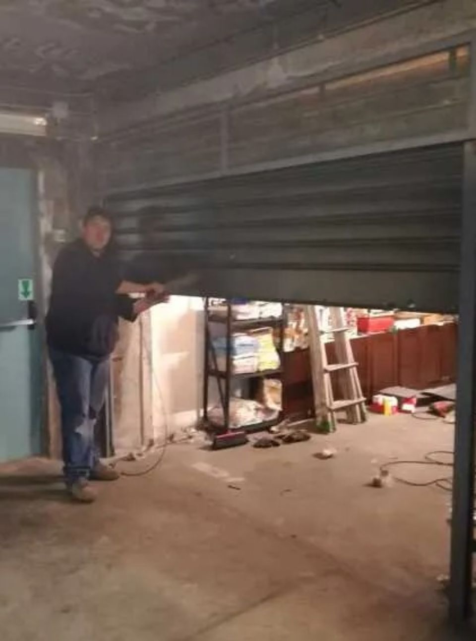 tecnico durante un intervento su una serranda