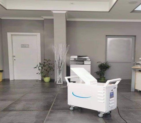 Macchinario effettua la sanificazionedi un ufficio