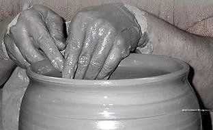 produzione artigianale al tornio per maiolica