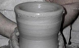 produzione artigianale di vaso in ceramica