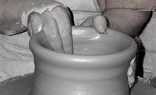 produzione artigianale di contenitore in ceramica