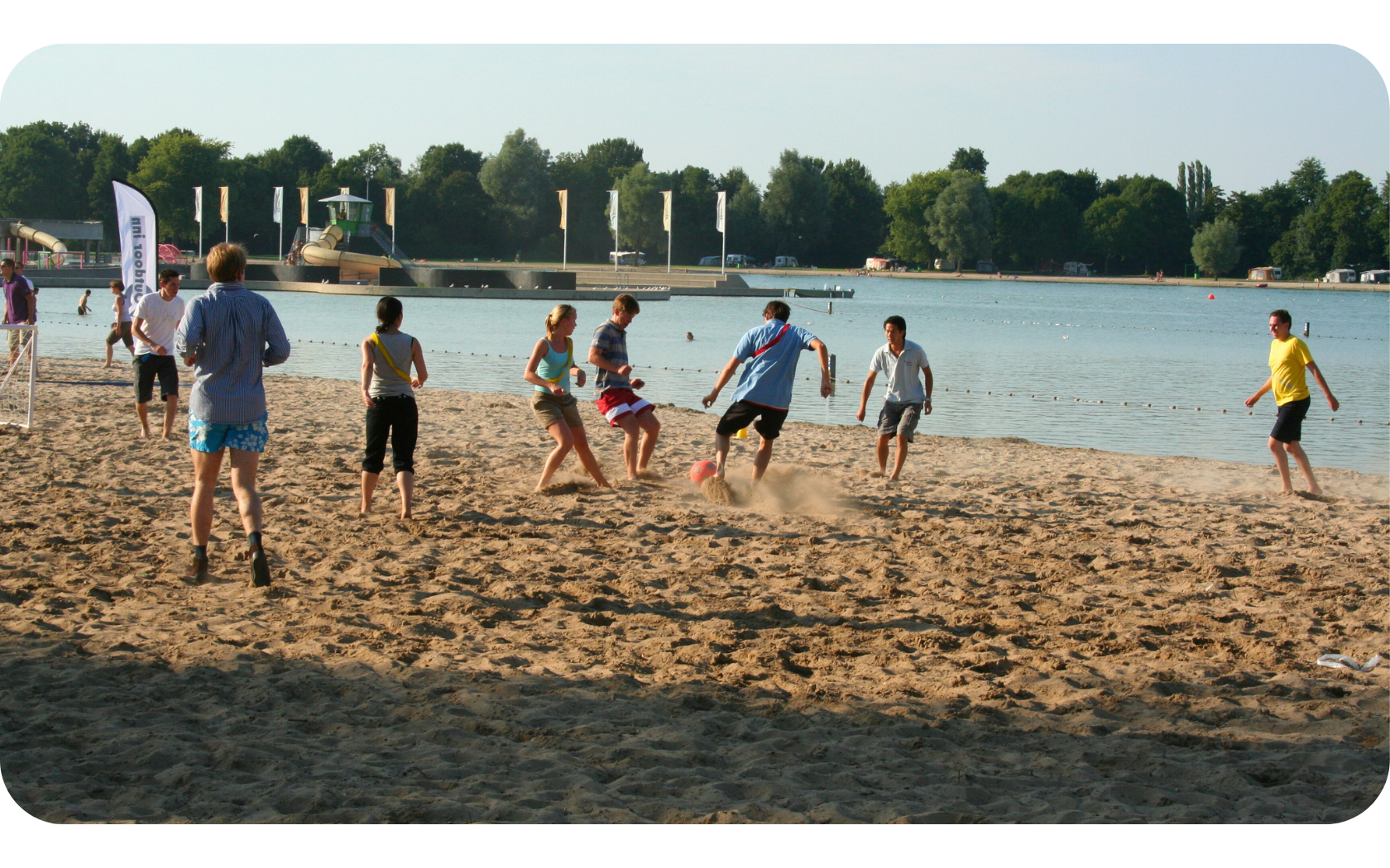 Beach voetbal op het strand aan het water