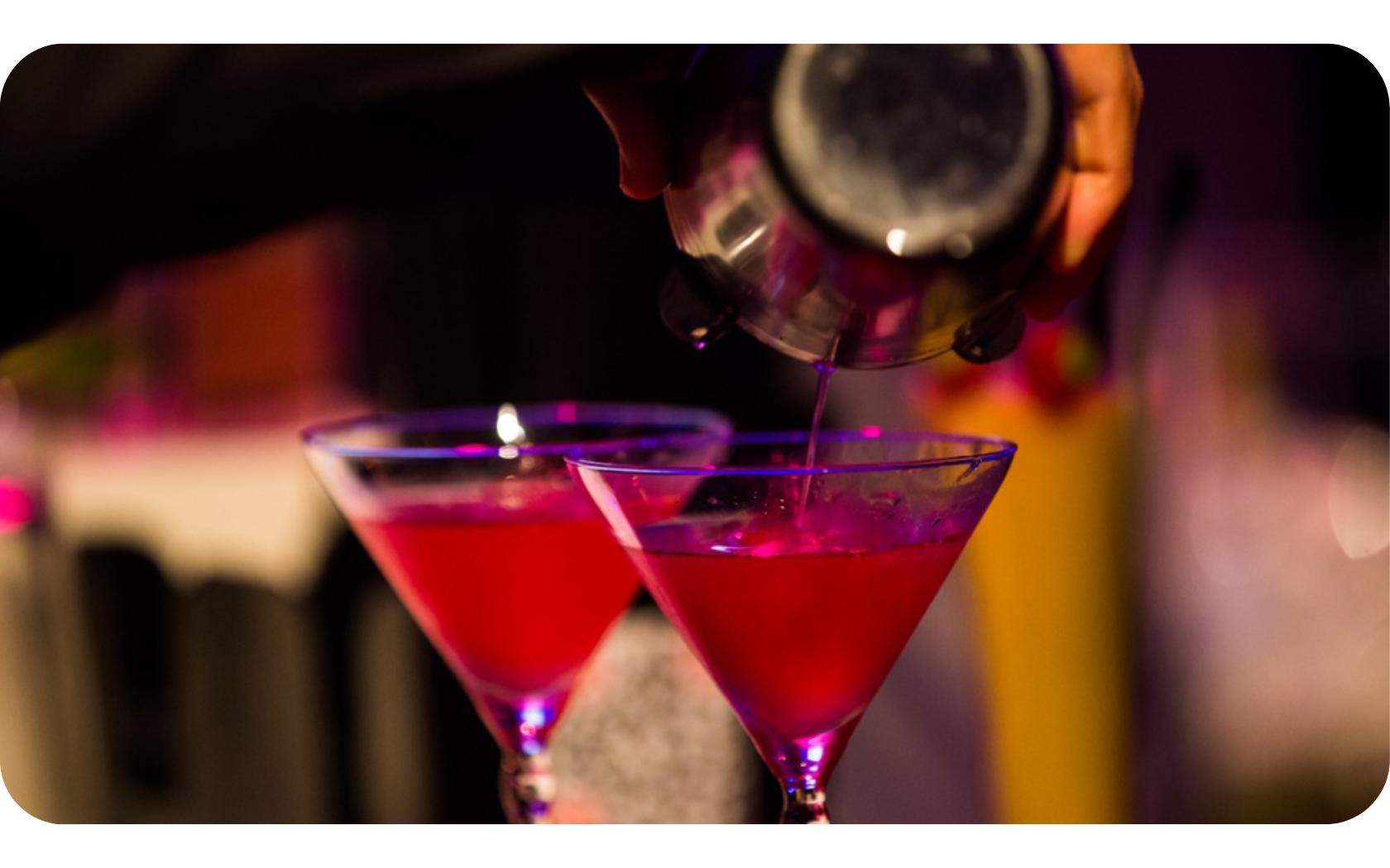 Roze cocktails in martini glazen