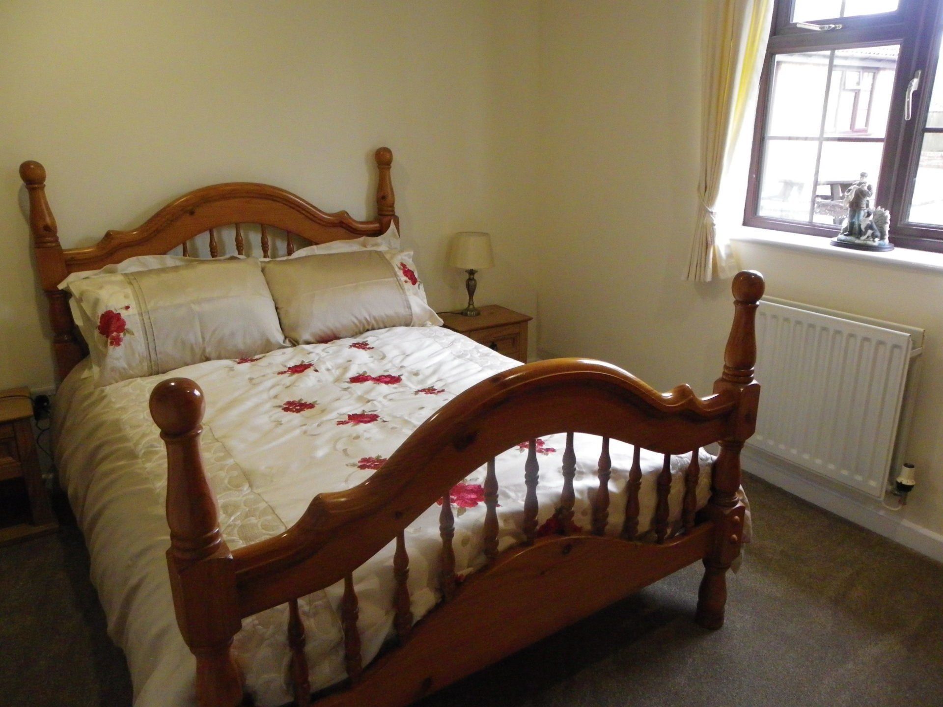 Double bed in Kestrel Cottage.