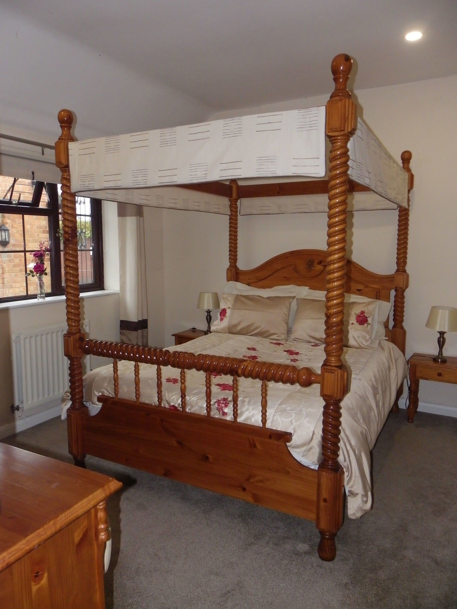 Four poster bed in Holiday cottage near Burnham-on-Sea.