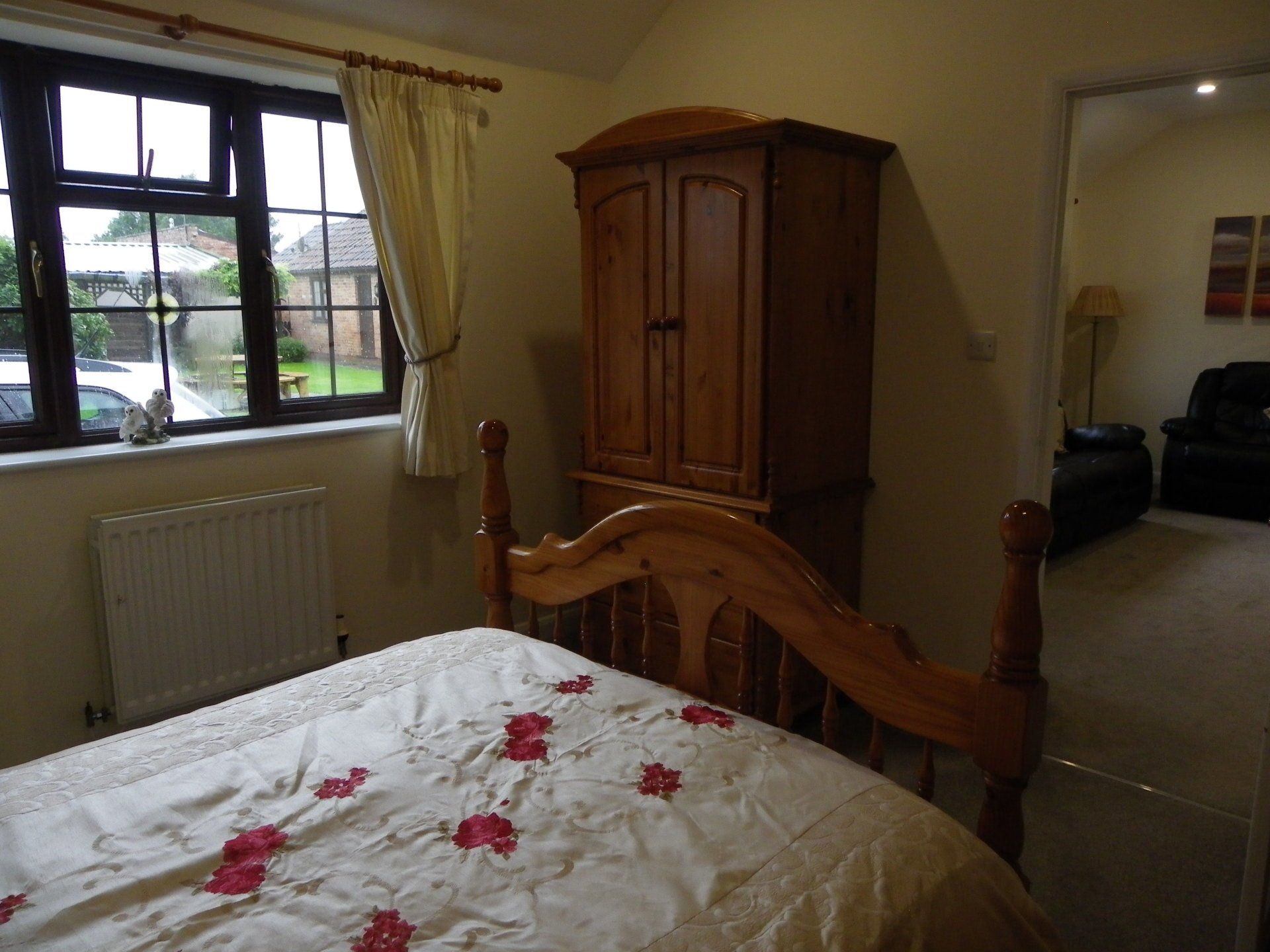 Double bed in Woodpecker cottage.
