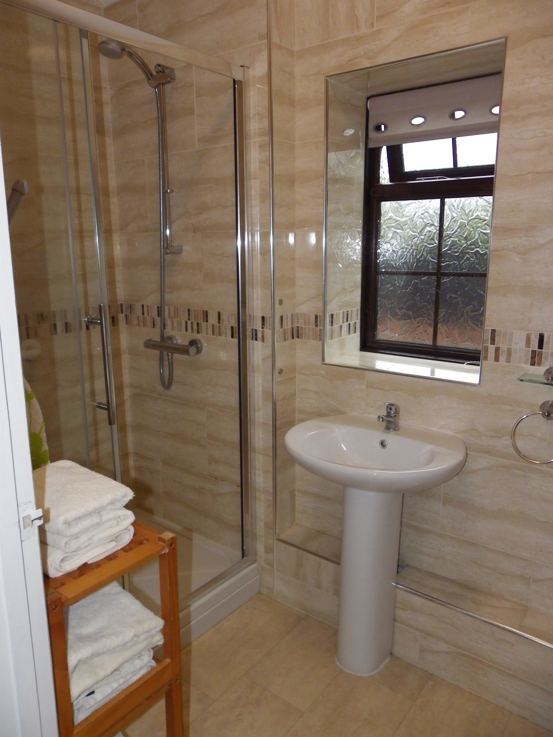 Bathroom of Woodpecker 3 bedroom cottage.