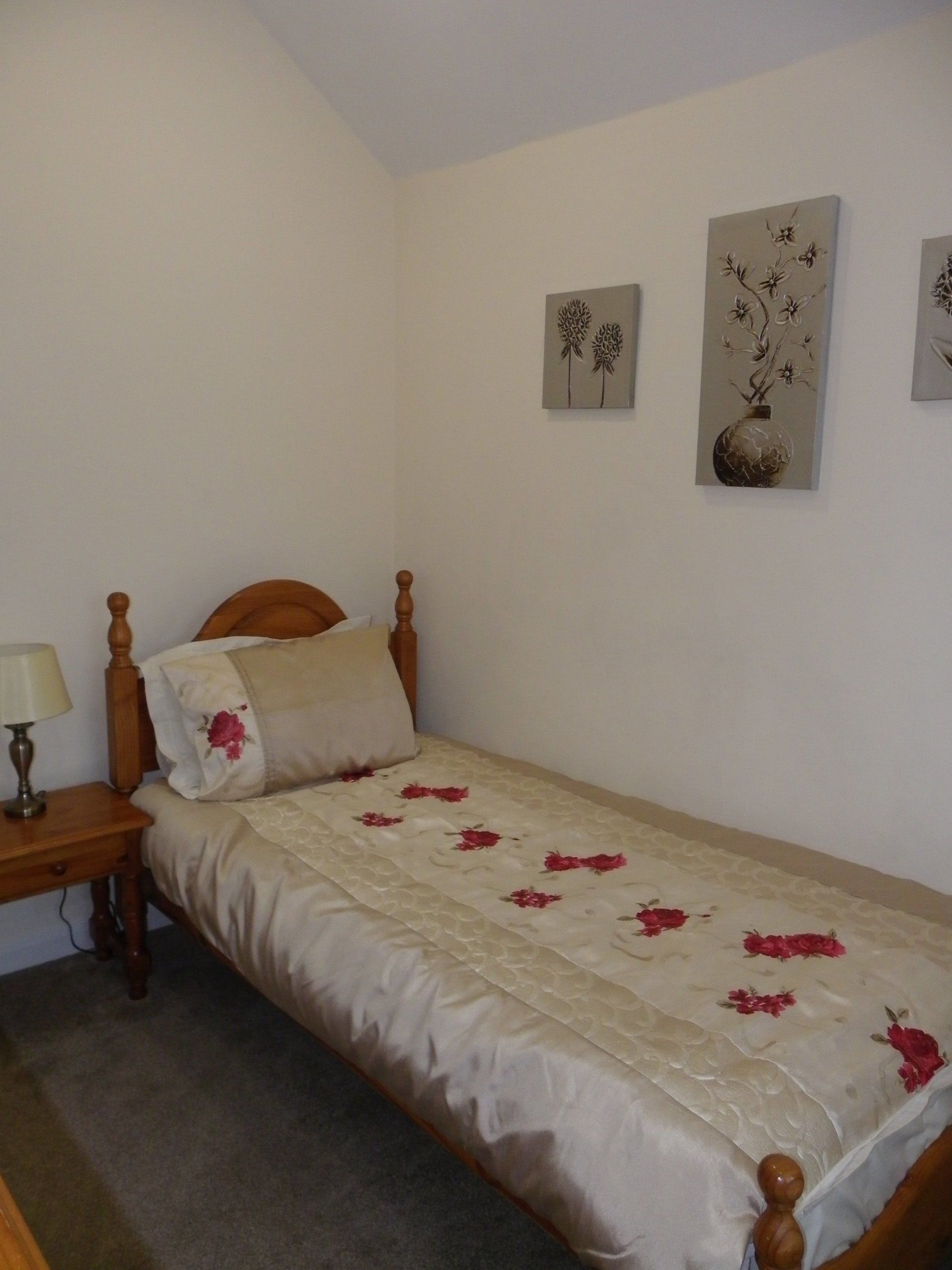 Inside of single bedroom in Woodpecker holiday cottage.