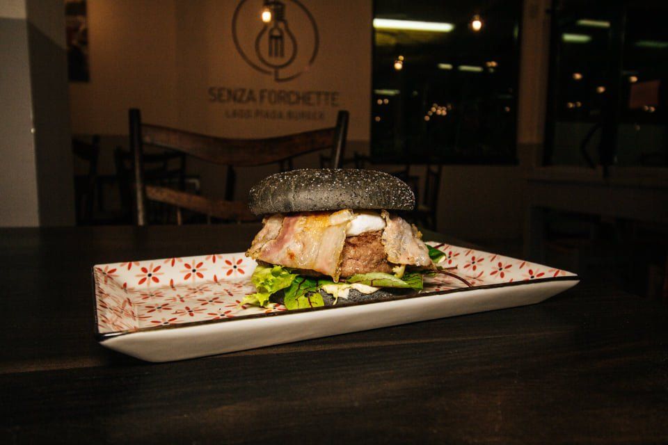 Hamburger al carbone vegetale