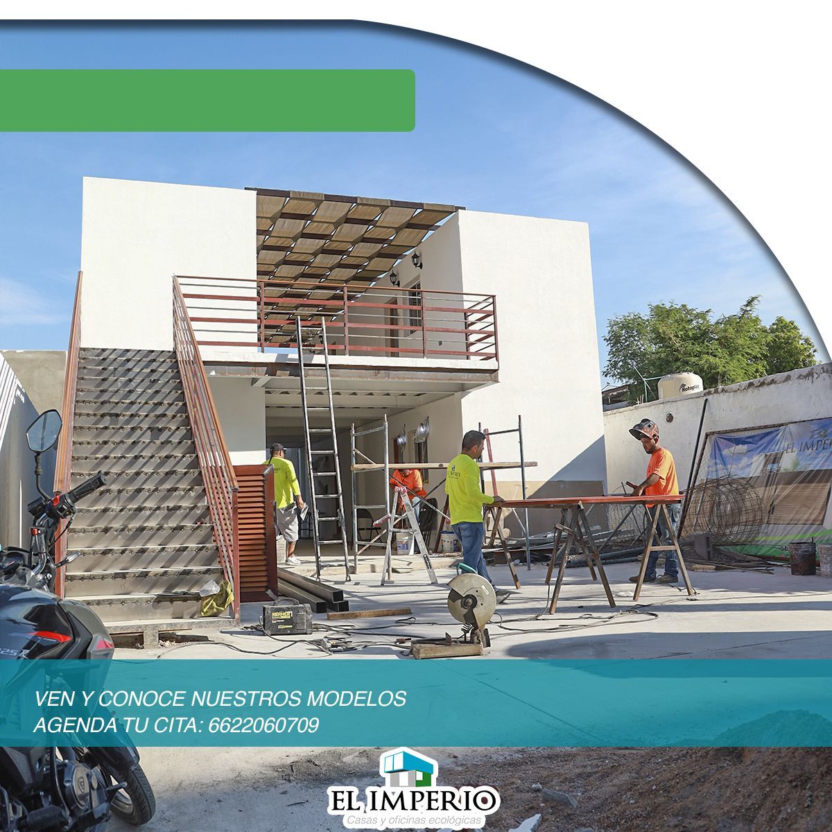 Obreros de la construcción cerca de un edificio de dos plantas. Texto: 