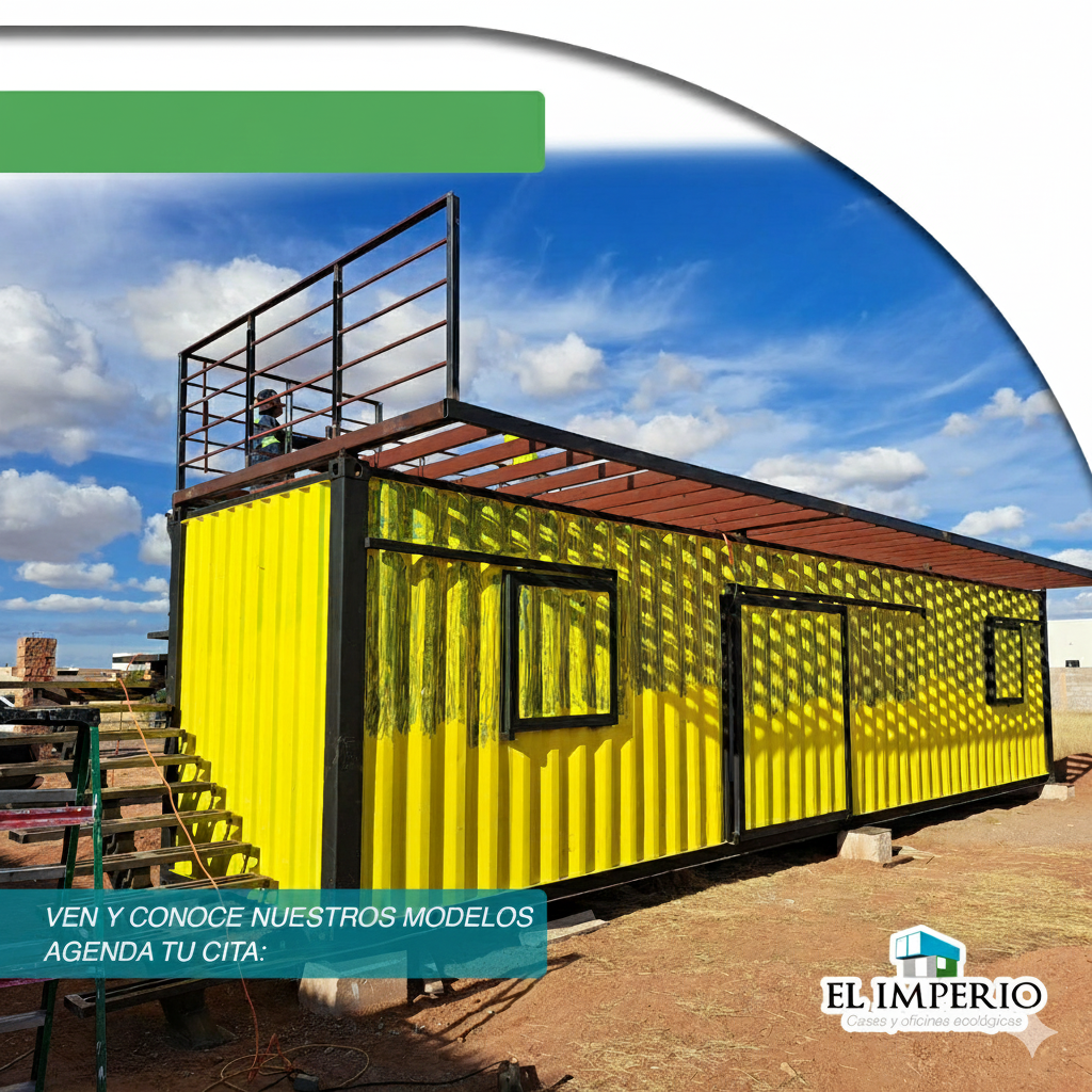 Casa contenedor amarilla con terraza en la azotea bajo un cielo azul.