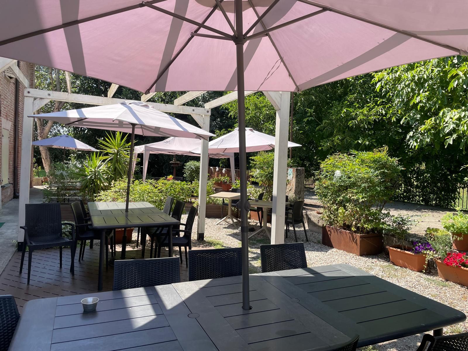 i tavoli dell'osteria all'esterno