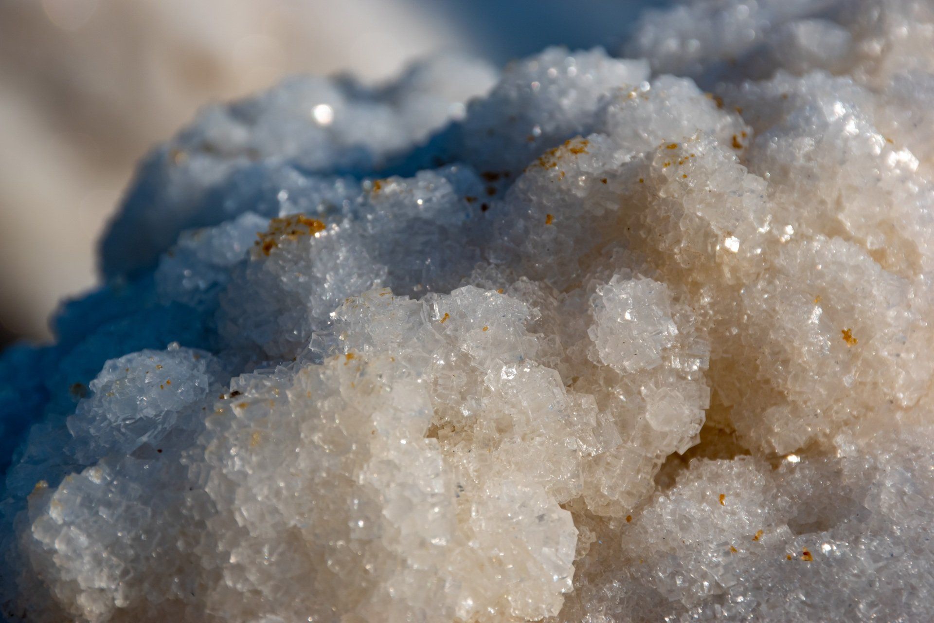 Природная минеральная соль. Поваренная соль минерал. Соль в природе. Натуральная каменная соль. Поваренная соль в природе.