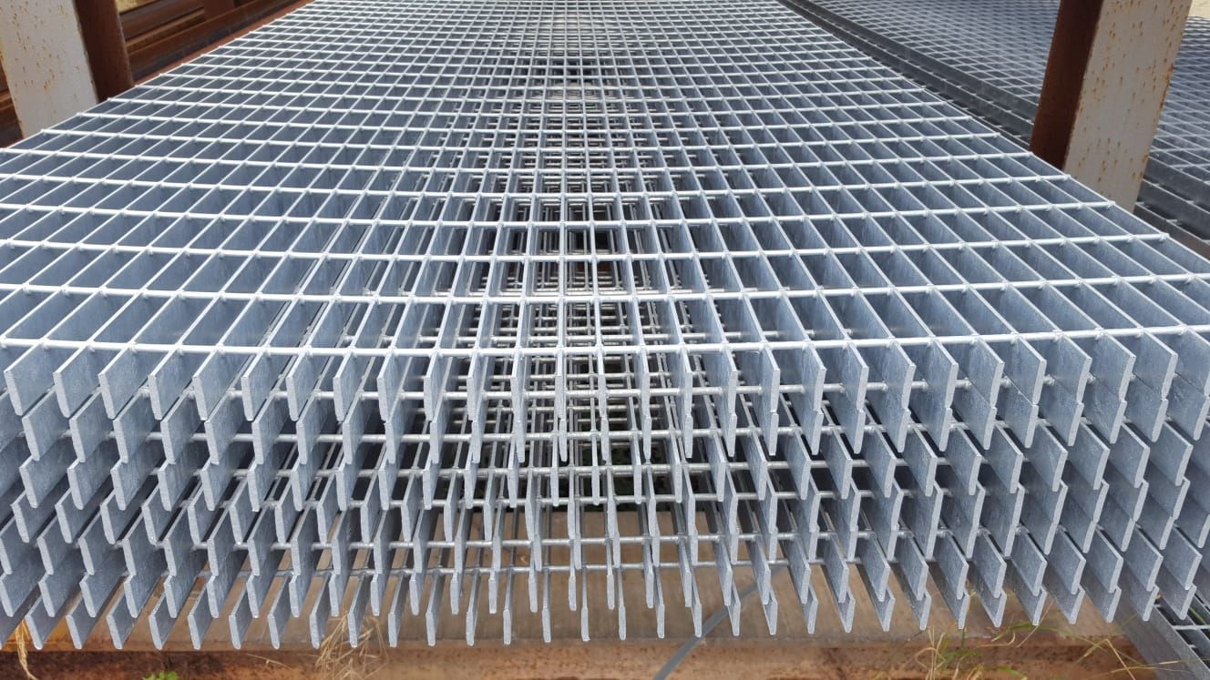 Primo piano di una grata metallica sul terreno.