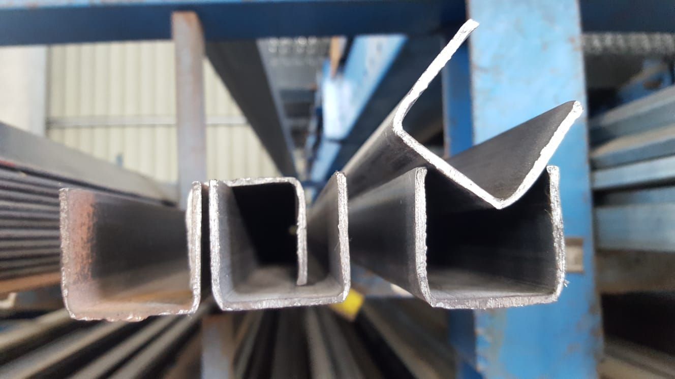 Un mucchio di tubi metallici impilati uno sopra l'altro