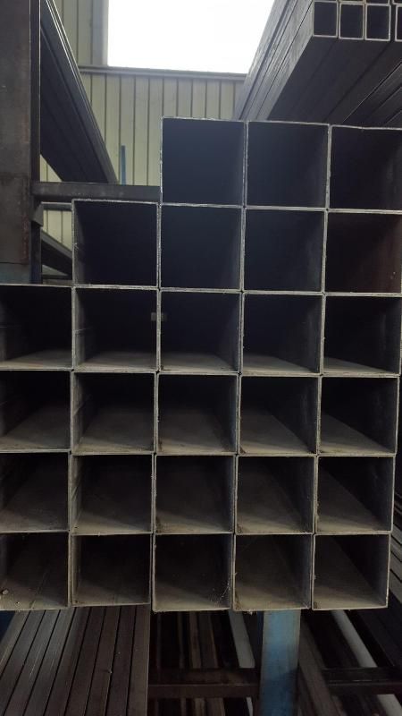 Un mucchio di tubi metallici quadrati impilati uno sopra l'altro