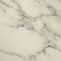 Et nærbillede af en hvid marmor bordplade.